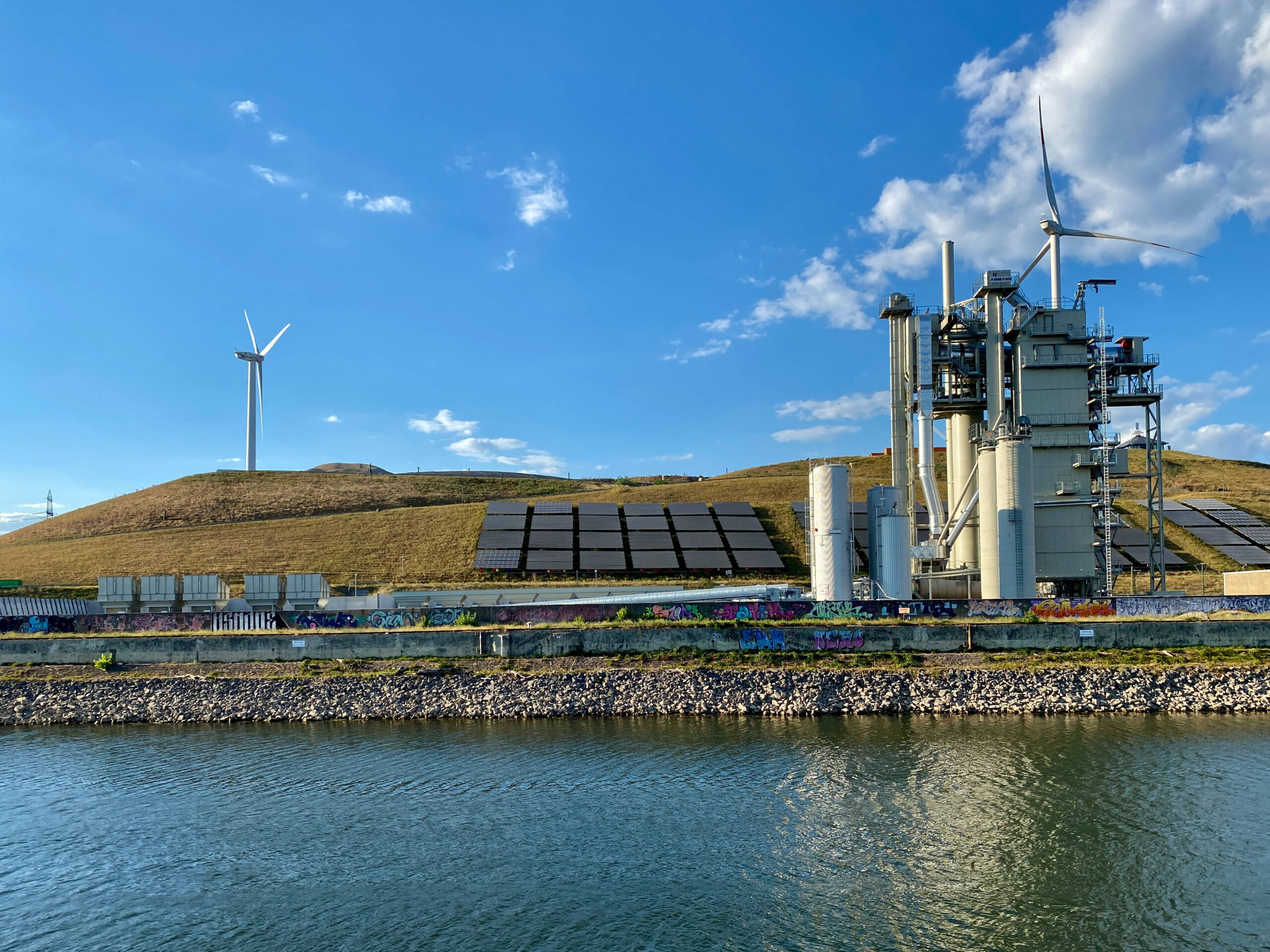 Solaranlage und Windräder